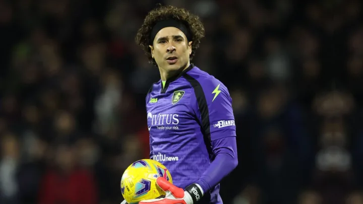  “Frustrado Encuentro: Guillermo Ochoa Estuvo a Punto de Compartir Vestuario con Mario Balotelli, pero el Fichaje se Cae”