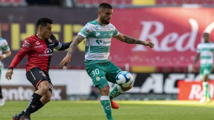 Ayrton Preciado regresa a la Liga MX con los Gallos Blancos de Querétaro