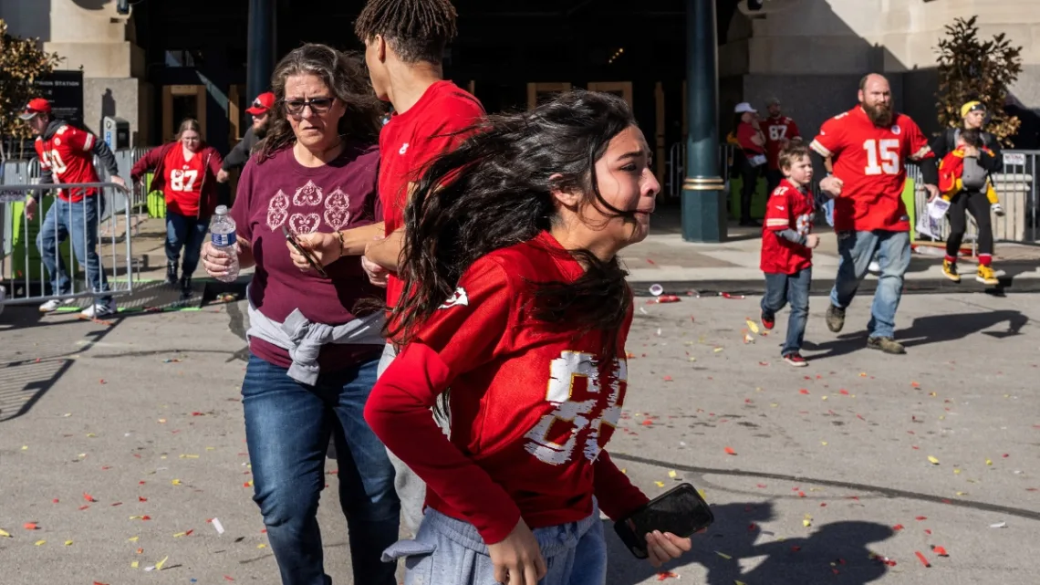 Tragedia en Desfile: Mujer de Raíces Mexicanas Pierde la Vida en Tiroteo