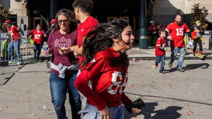 Tragedia en Desfile: Mujer de Raíces Mexicanas Pierde la Vida en Tiroteo