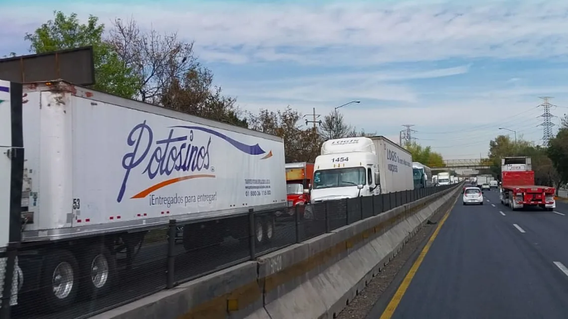 Transportistas bloquean carreteras en México exigiendo seguridad