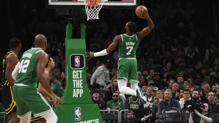 Victoria arrolladora: Celtics avasallan a los Warriors por más de 50 puntos