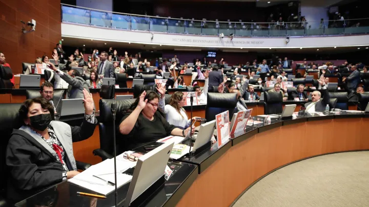Propuesta en el Senado busca proteger a periodistas de “atropellos” laborales   I