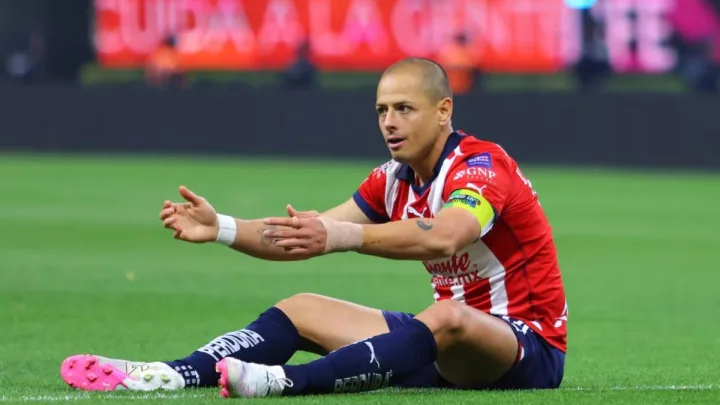 Chicharito Responde con Amor y Positividad a Críticas por Fotos en la Playa