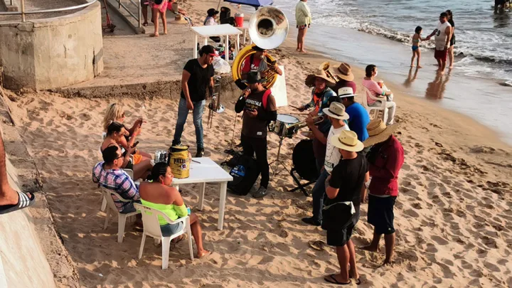 Orden y Armonía: Bandas Musicales Requieren Autorización para Tocar en Playas de Mazatlán