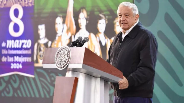 Llamado de López Obrador para Manifestaciones Pacíficas en el 8M