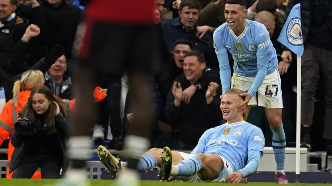  Derby de Manchester: City vence a United con doblete de Foden