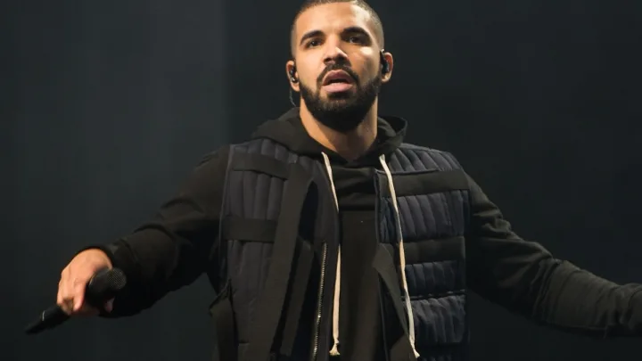 El Emotivo Gestor de Drake: Salda la Deuda de Hipoteca de un Fan que Perdió a su Madre   