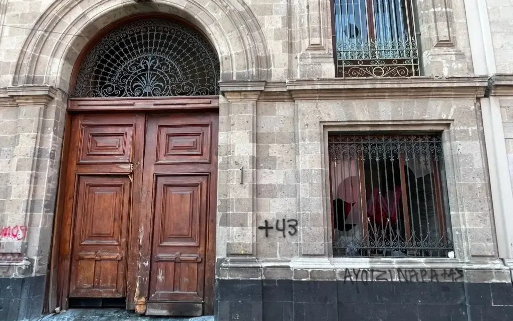 Normalistas derriban puerta de Palacio Nacional en Protesta por Caso Ayotzinapa   