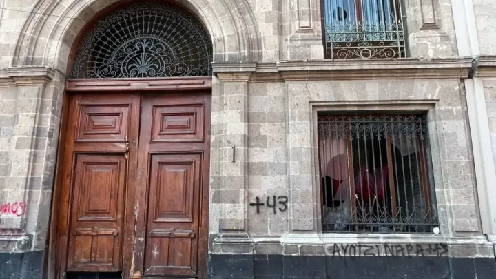 Normalistas derriban puerta de Palacio Nacional en Protesta por Caso Ayotzinapa   