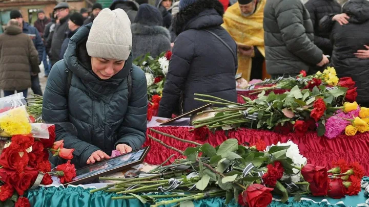  “Dolor y Desolación: Adolescente ucraniana sepulta a su familia tras ataque ruso”   