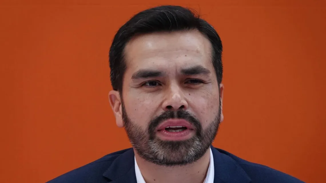 Álvarez Máynez enfrenta críticas en la Ibero