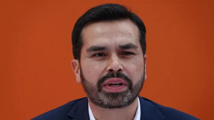 Álvarez Máynez enfrenta críticas en la Ibero
