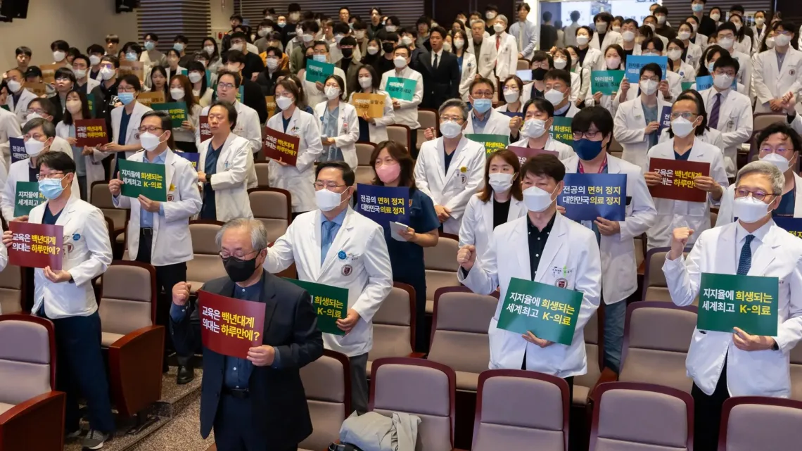Renuncias Masivas de Médicos en Corea del Sur en Apoyo a Huelga por Cambios en Facultades de Medicina