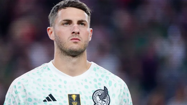 Santiago Giménez reconoce su bajo rendimiento en el Tri: ‘Es un cambio drástico’