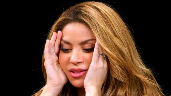  “Shakira Revela Vergüenza por sus Primeras Canciones: ‘Era Demasiado Shakira'”