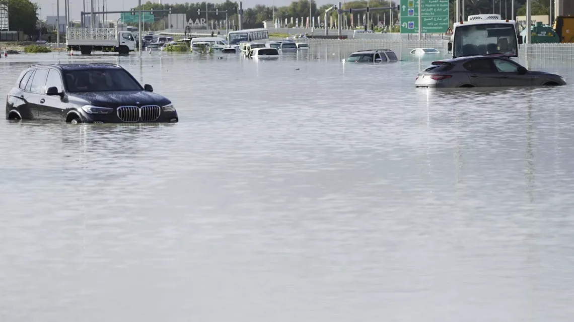 Dubái Sufre Inundaciones Históricas: Una Víctima Mortal y Caos Generalizado