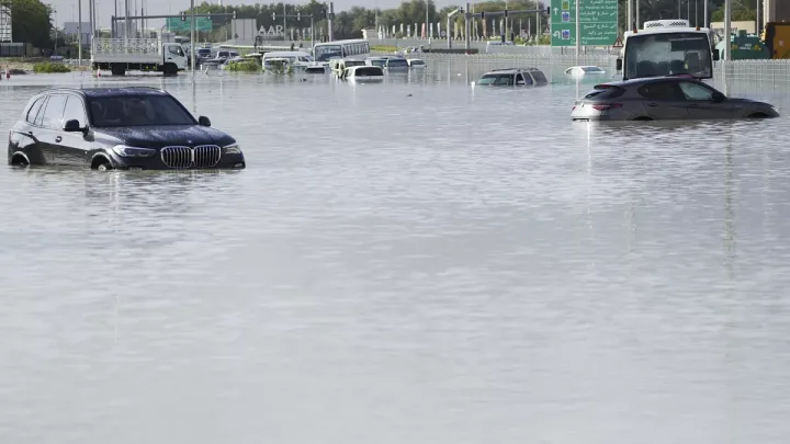 Dubái Sufre Inundaciones Históricas: Una Víctima Mortal y Caos Generalizado