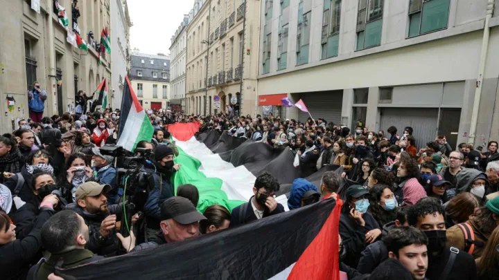 Estudiantes franceses ocupan la facultad de SciencesPo en apoyo a Palestina