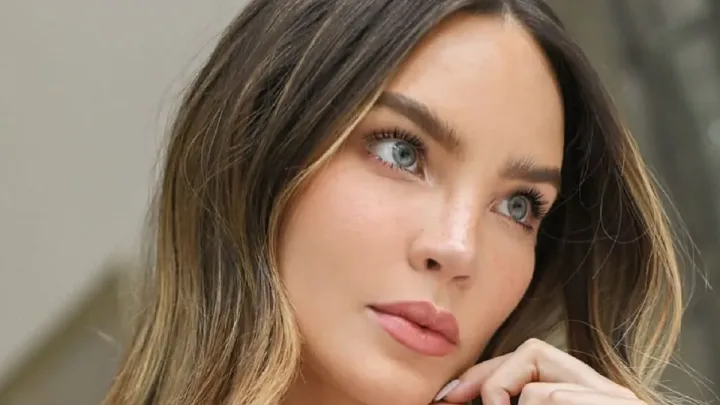 Belinda emocionada por dueto con Enrique Iglesias tras cirugía