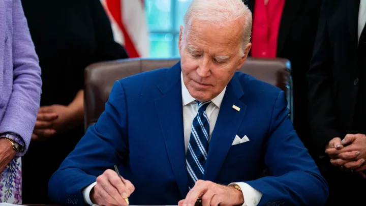 Biden firma ley de ayuda militar y amenaza de veto a TikTok