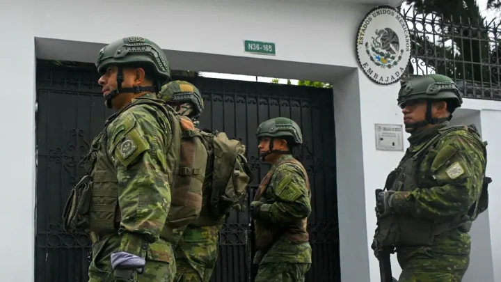 Casa Blanca condena irrupción de Ecuador en embajada mexicana tras revisar videos  