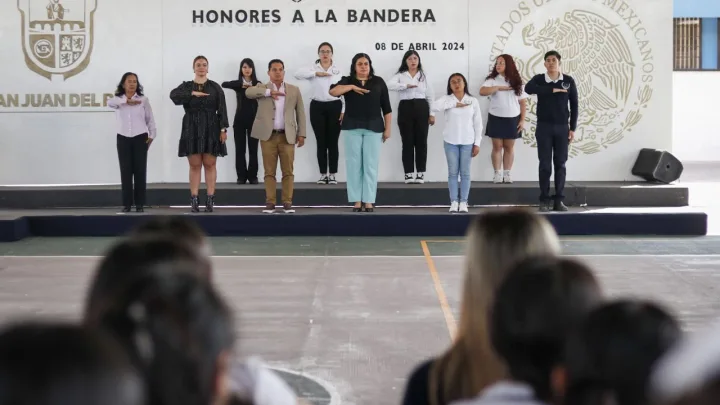 Autoridades municipales realizan honores a la Bandera en la Escuela Normal Andrés Balvanera
