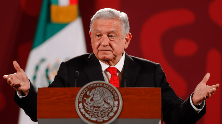 López Obrador defiende el blindaje del Palacio Nacional ante manifestaciones de normalistas de Ayotzinapa