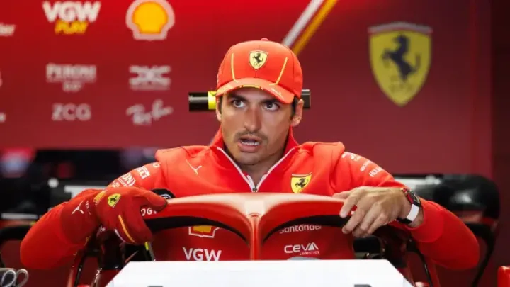 Carlos Sainz, en la Mira de Mercedes para Sustituir a Lewis Hamilton en 2025
