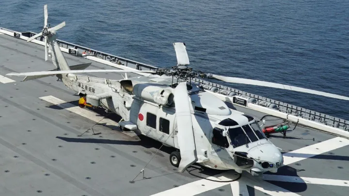 Dos helicópteros de la marina japonesa se estrellan, dejando un muerto y 7 desaparecidos