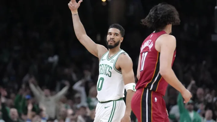 Brillante actuación de Tatum lidera la victoria de los Celtics sobre el Heat