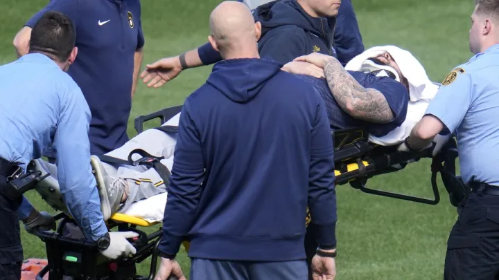 Pitcher de los Brewers hospitalizado tras ser golpeado por una línea