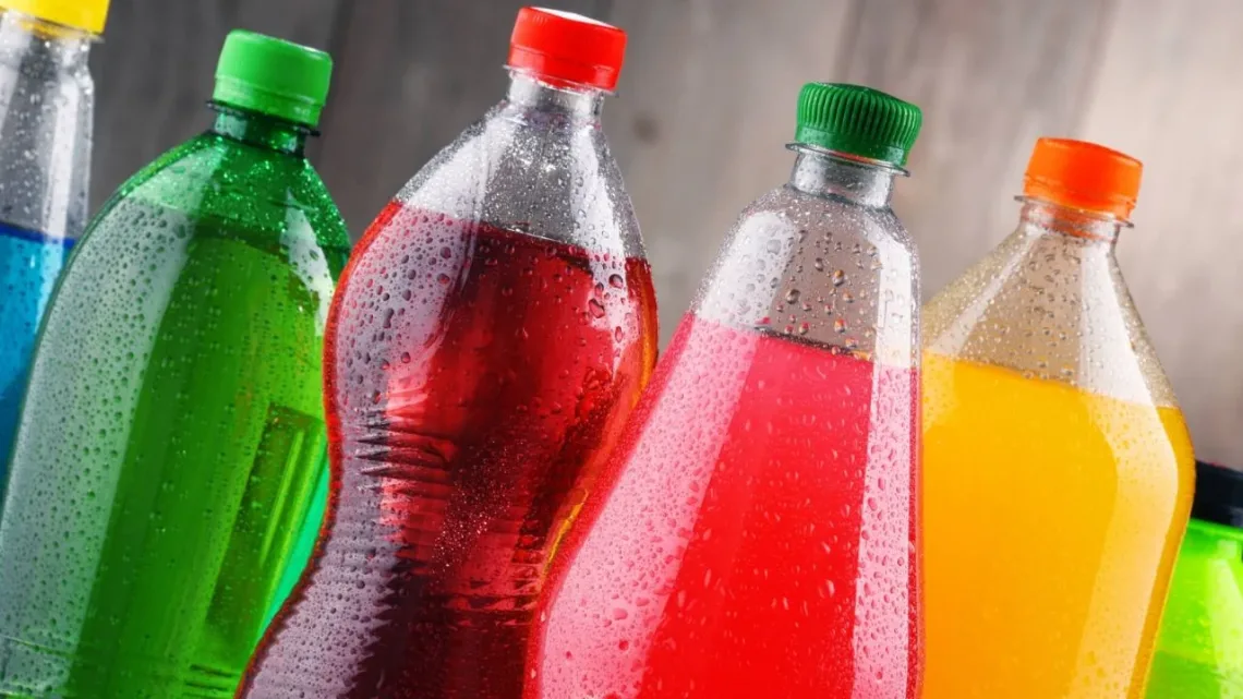 Descubre qué refrescos tienen menos azúcar según Profeco
