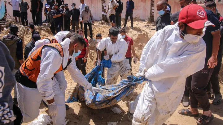 Descubren nueva fosa común en hospital de Gaza: se recuperan 60 cuerpos