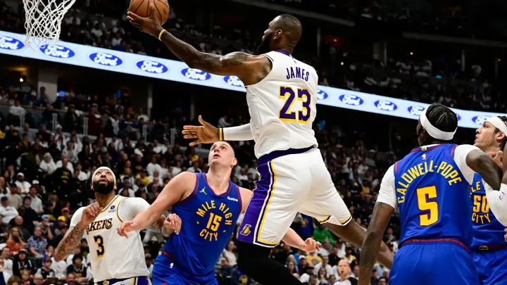 Nuggets sorprenden a los Lakers con emocionante victoria en el último segundo