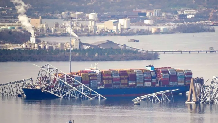  Avanzan labores de remoción de contenedores en Baltimore para despejar el canal