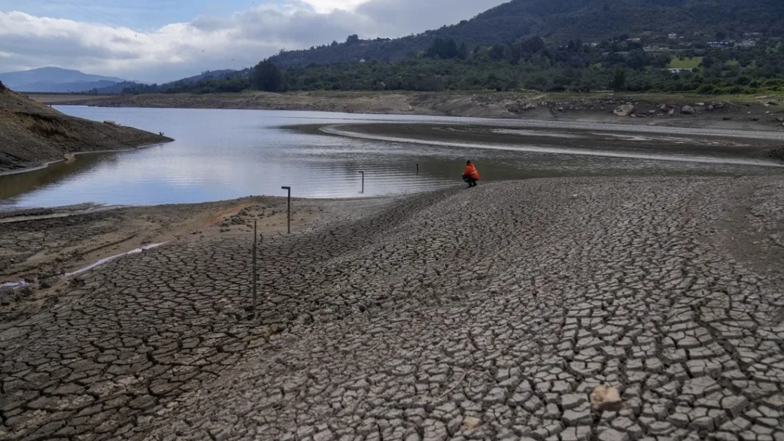 ¿Se acaba el agua en Bogotá? Estas son las alarmantes imágenes de sus embalses