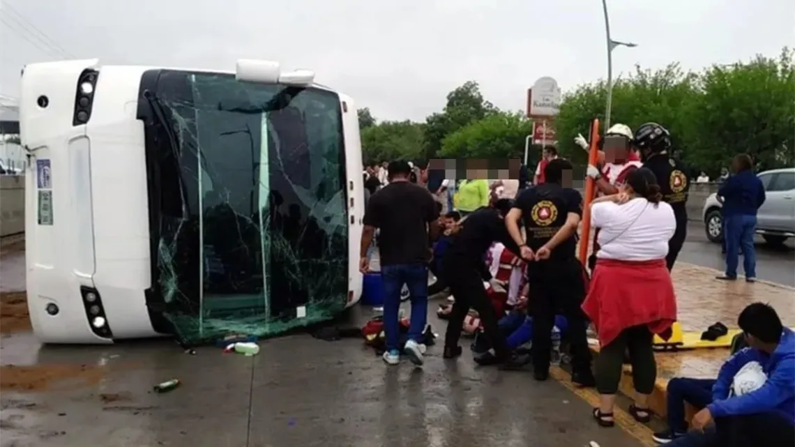  Volcadura de autobús deja 53 heridos en Nuevo León   