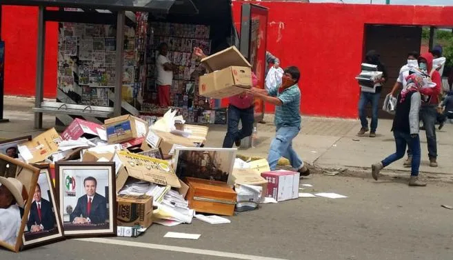 Maestros vandalizan sedes de partidos; queman propaganda