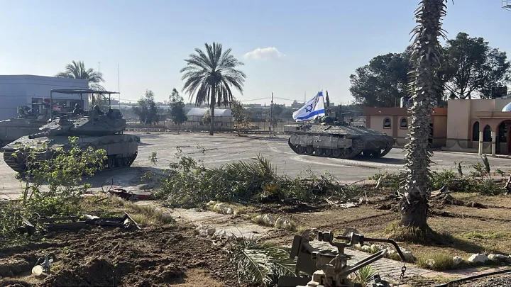 Tanques de Israel entran en Rafah y toman el control del paso fronterizo gazatí