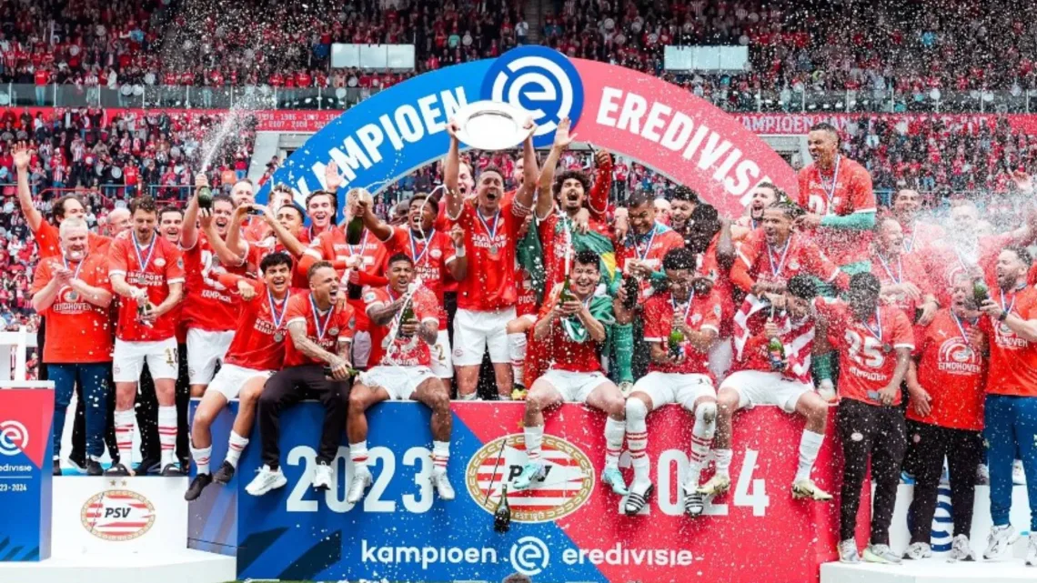 Hirving “Chucky” Lozano y el PSV Eindhoven Conquistan la Eredivisie