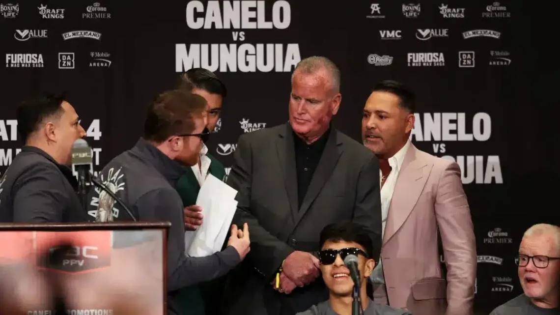 Tensión entre Canelo Álvarez y Óscar de la Hoya en conferencia de prensa