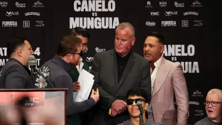Tensión entre Canelo Álvarez y Óscar de la Hoya en conferencia de prensa