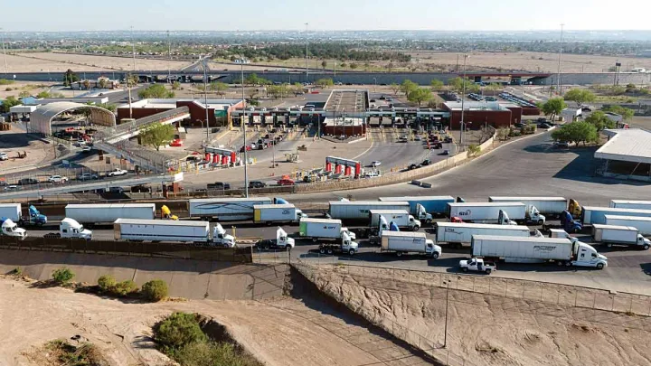 Revisiones en frontera dejan varados 130 MDD en exportaciones mexicanas   