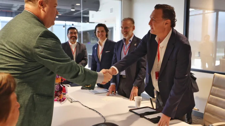 Intuitive Machines, empresa que ha llegado a la luna, recibe a comitiva queretana