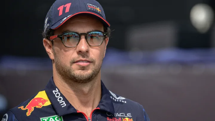 Checo Pérez Avanza al Cuarto Lugar en el Gran Premio de Miami tras Sanción a Carlos Sainz