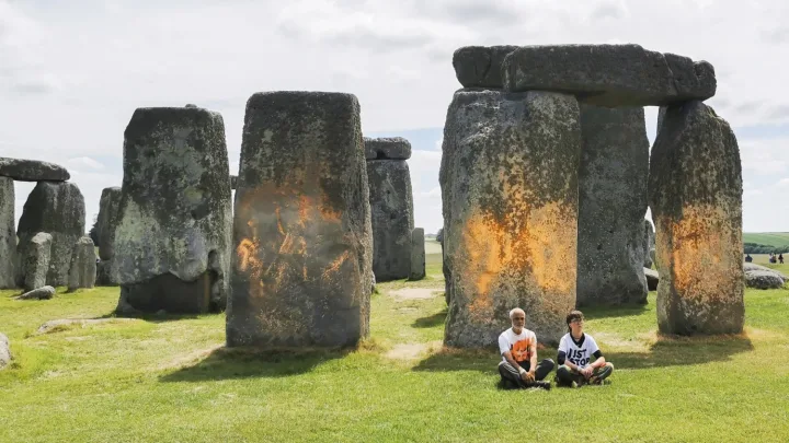Protesta en Stonehenge: Activistas Rocían Pintura Naranja en el Monumento   