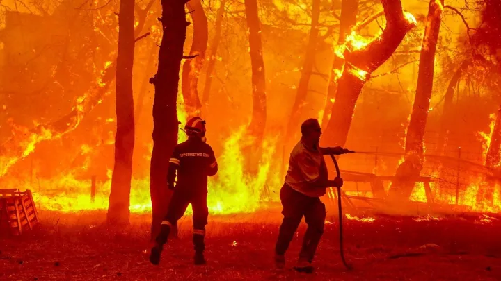 Emergencia en Grecia: Incendios amenazan zonas residenciales