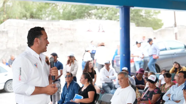 Manuel Montes se compromete con tarjeta rosa en apoyo a las mujeres