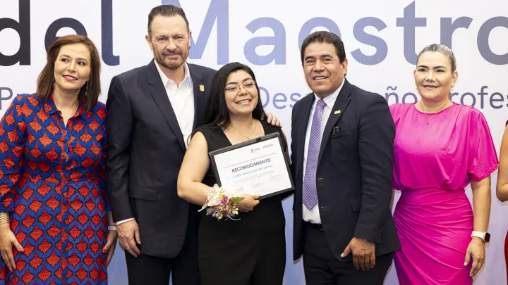 SNTE y autoridades educativas reconocen a docentes queretanos